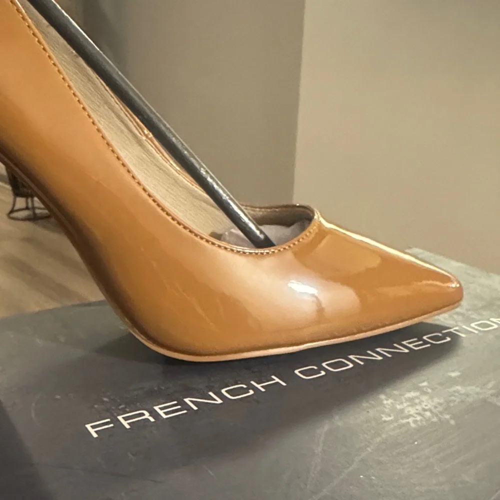 🔥NEW French Connection Patent Faux Leather Pointed Toe Pumps Size 7/EU 37.5🔥